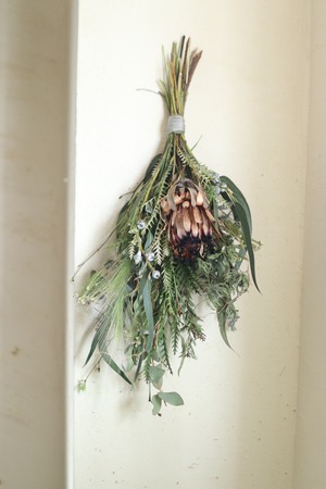 プロテアとユーカリグロボラスのスワッグ