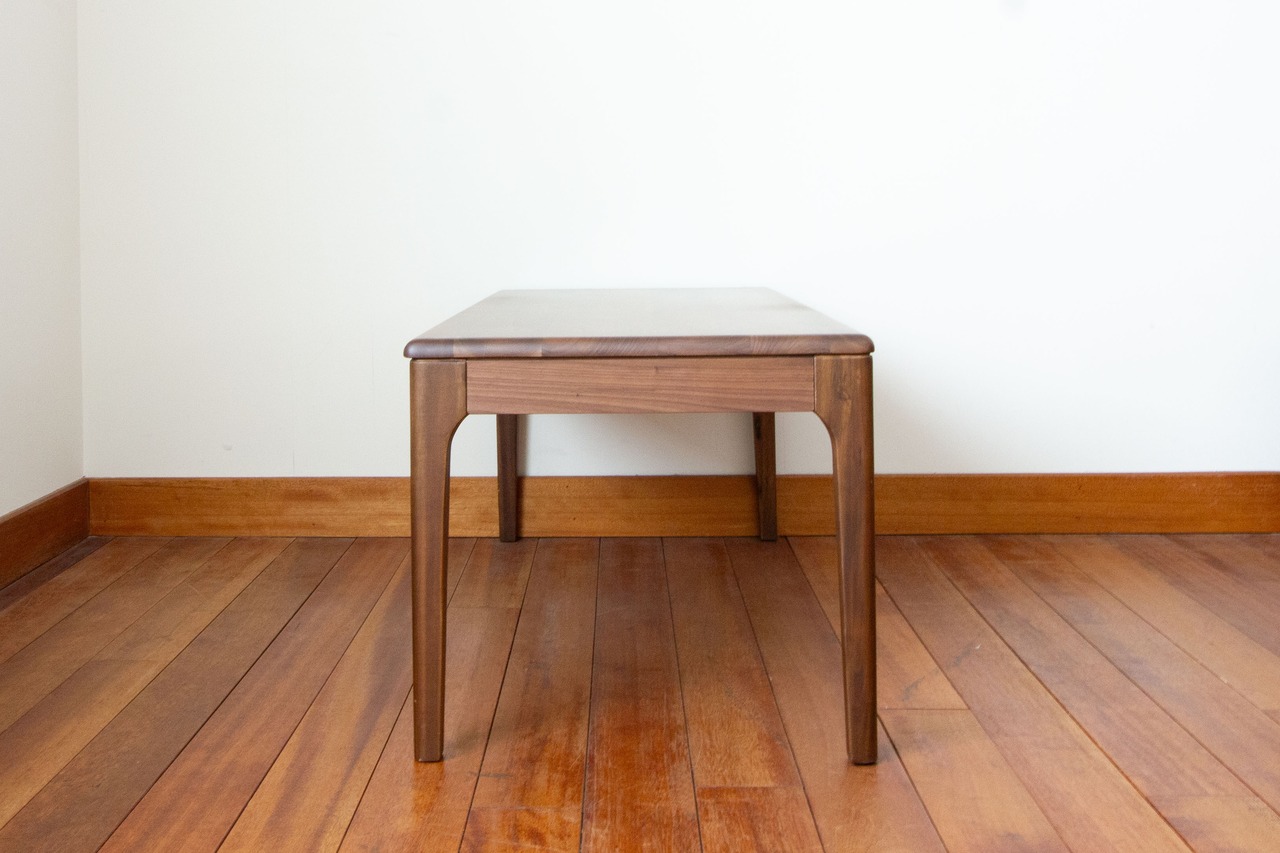 少し丸い角でビターでも優しい雰囲気に。　リビングテーブル/ウォールナット材/樹種違いあり