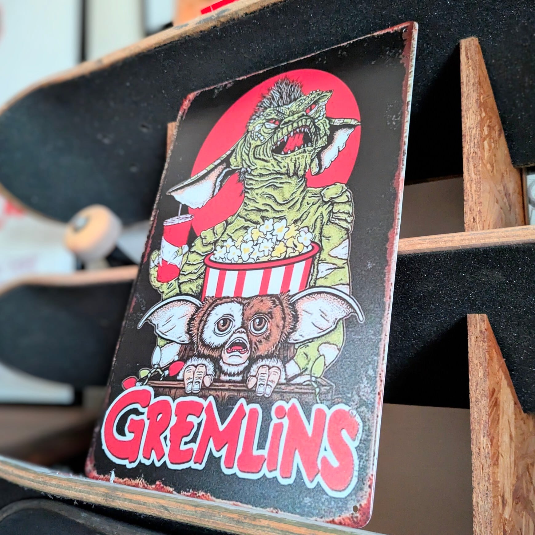 送料無料!ちょうどいいブリキ看板【 Gremlins ( グレムリン )】ポップコーン / ギズモ / ストライプ / METAL SIGN / メタルサイン / ブリキ看板 / サインボード / ビンテージ加工 〚アメリカン雑貨 アメトイ〛