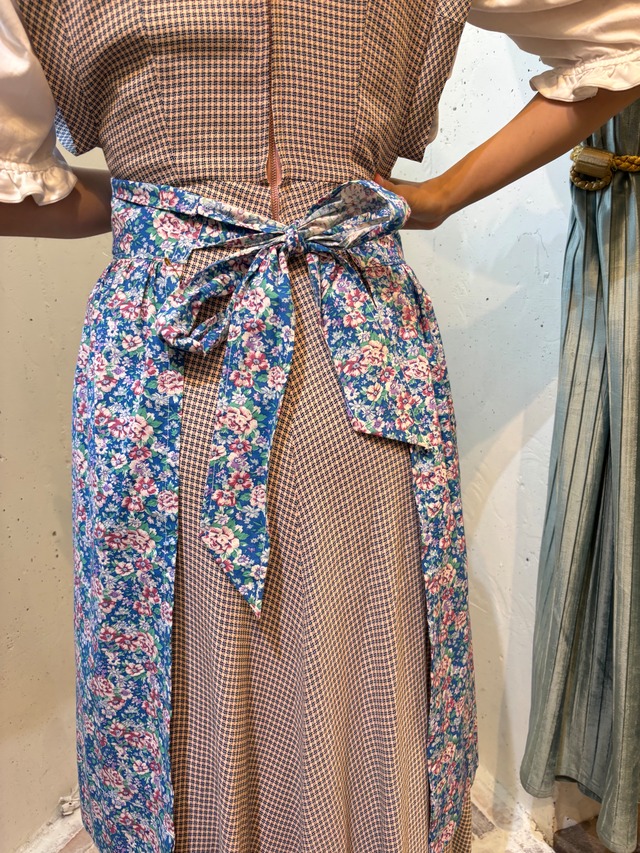 70’s blue flower apron