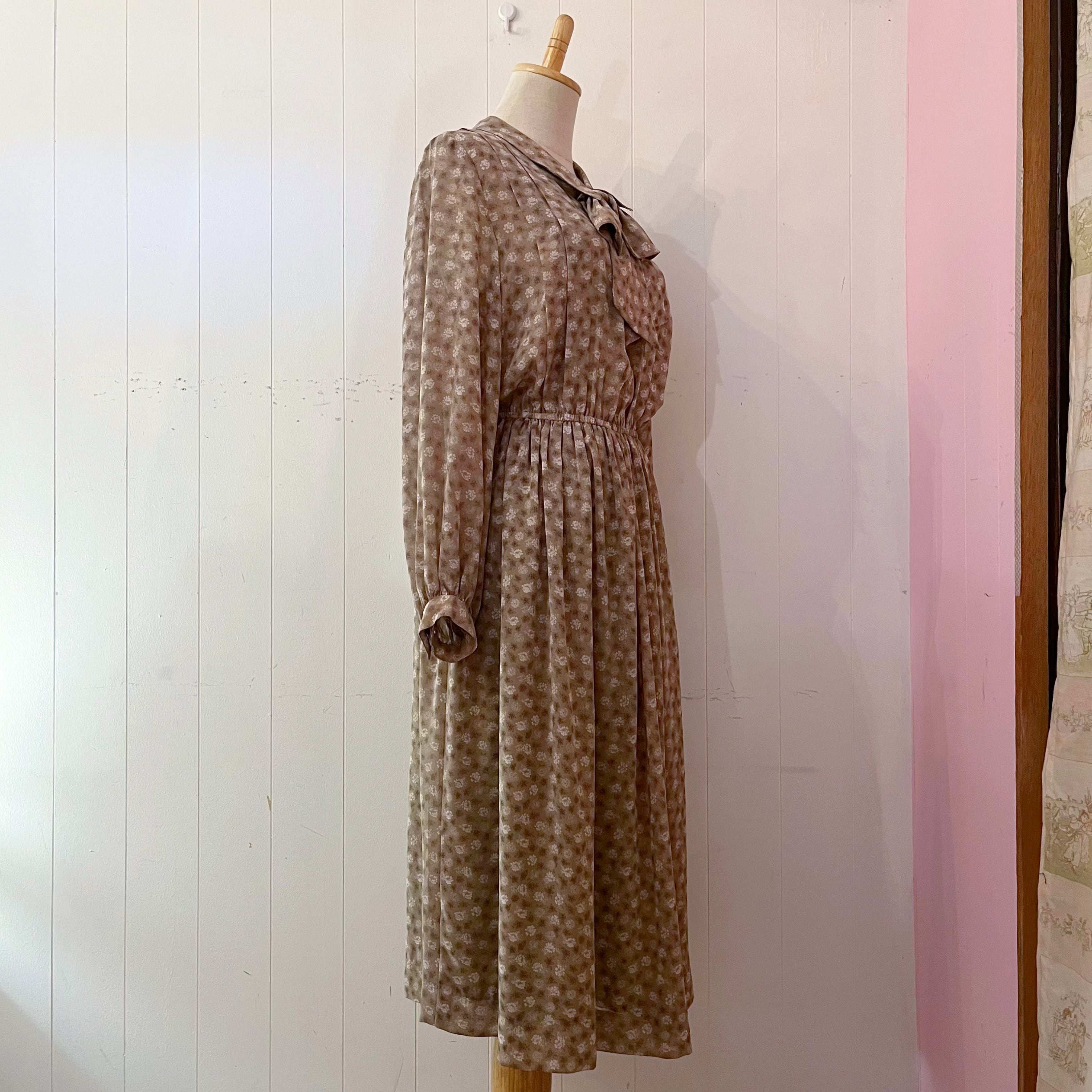 beige flower neck ribbon one-piece