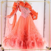 社交ダンス 衣装 スタンダードドレス ドレス ワンピース フリル ファー プリーツ デモ 競技 パーティ 発表会 ボリューム 蛍光 ピンク系 オレンジ系 フロート デザイン おしゃれ 目立つ 大人 ドレスアップ 舞台衣装 競技着 豪華