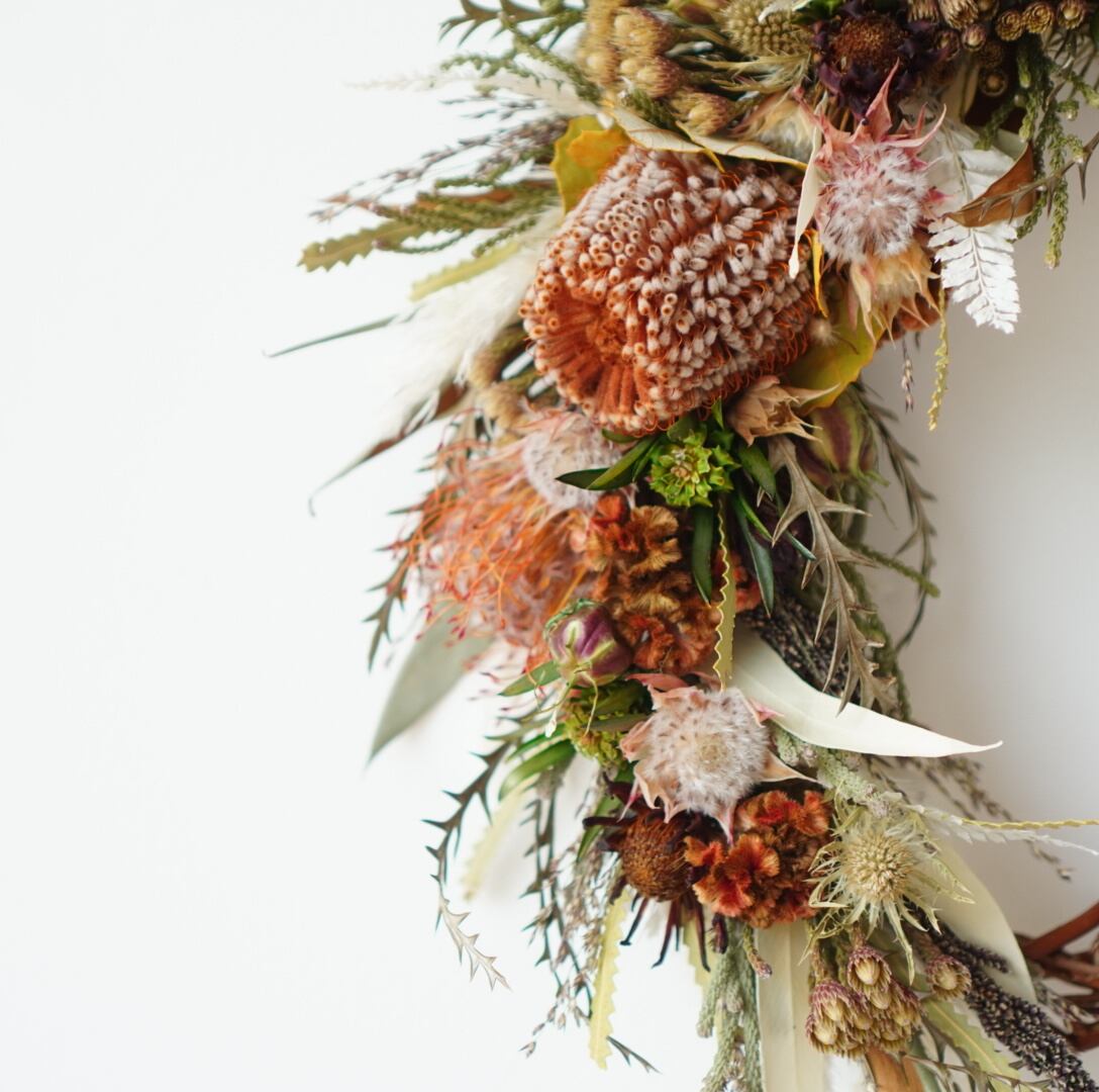 フサフサなコアラファンとナンキンハゼを紡いだシックなオーバル型　リース フサフサなコアラファンとナンキンハゼを紡いだシックなオーバル