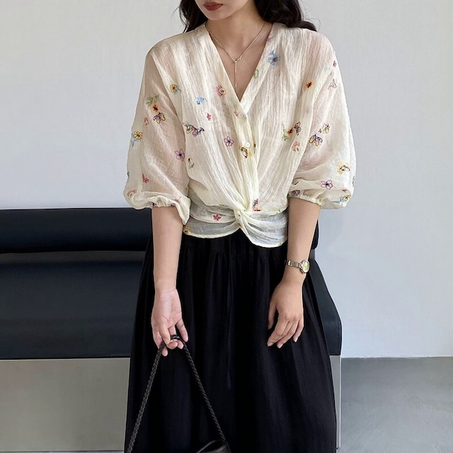 Embroidery V-neck ブラウス [26010415]