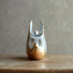 上品に輝く、陶器の白鳥