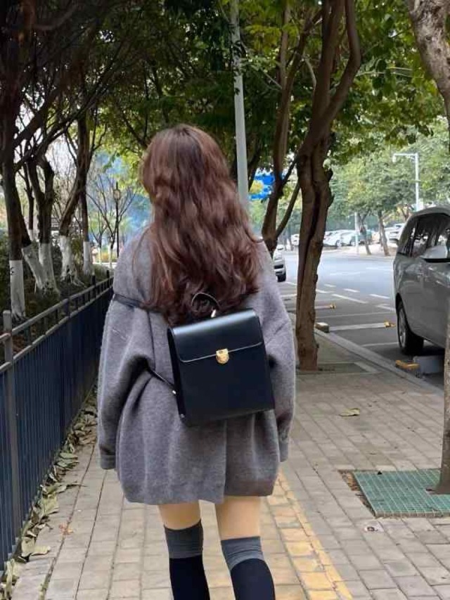 リュック 韓国系 可愛い レトロ リュックサック レディース 黒 スクエア型 PUレザー 革バッグ クラシカル オシャレ 通学 学校 スクール 大学生 バック 合皮 ブラック 無地 ゴールドバックル かぶせ ガーリー ミディアム 四角 持ち手 ランドセル