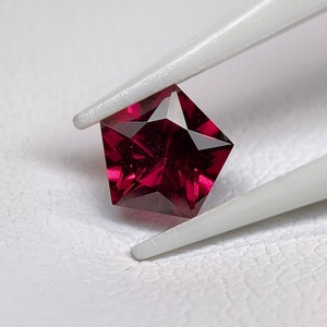 ロードライトガーネット 0.680ct 赤紫色 簡易ソーティング付き r-0387