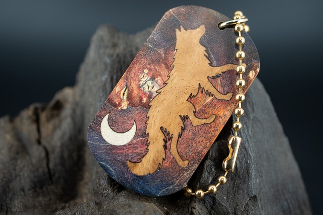 【カナダの象徴】ハードメープル瘤杢 スタビライズウッド ドッグタグ 象嵌 闊歩