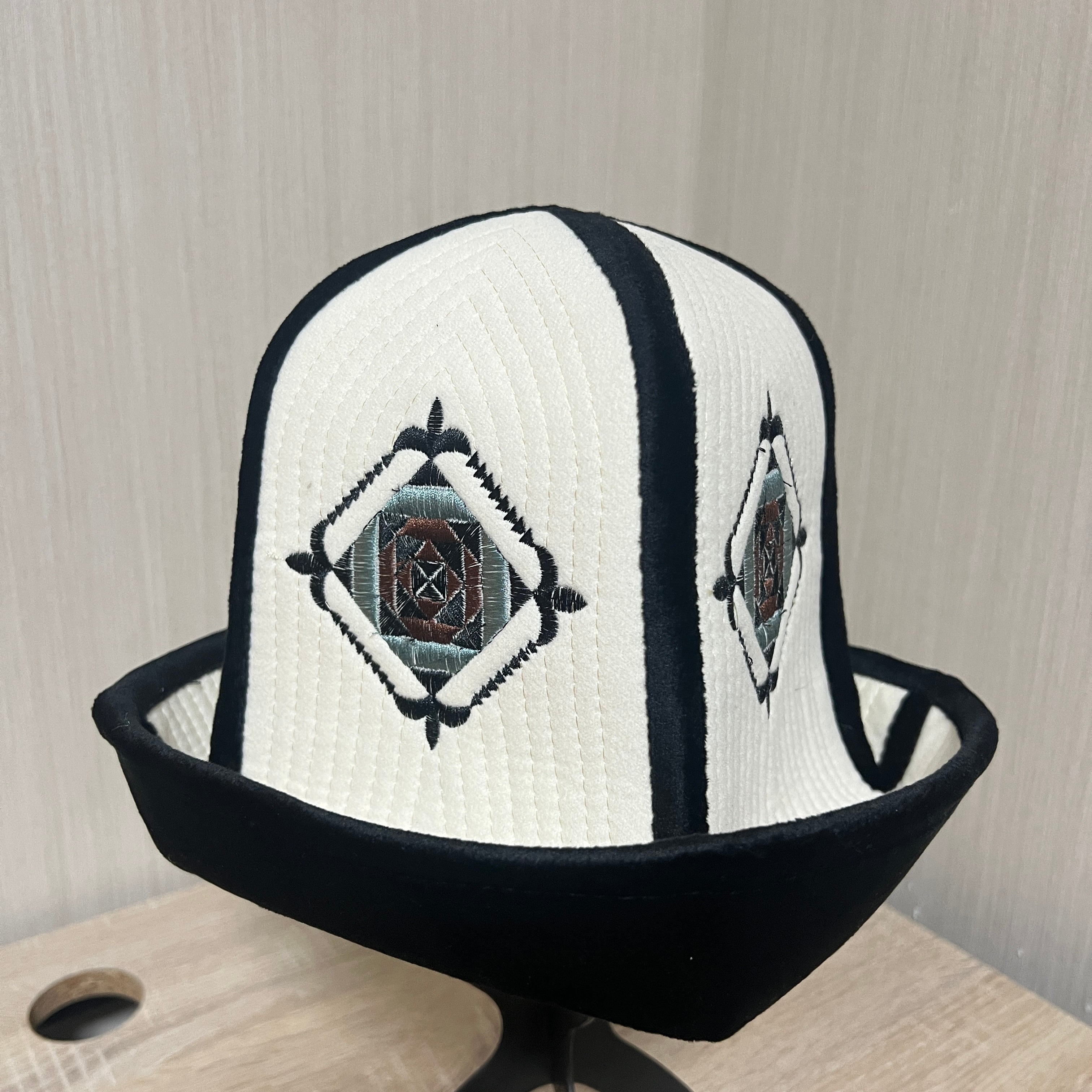 キルギス　カルパック　黒 キルギス伝統帽子 | カルパック1 - 中央アジアの雑貨・民芸品 シルク