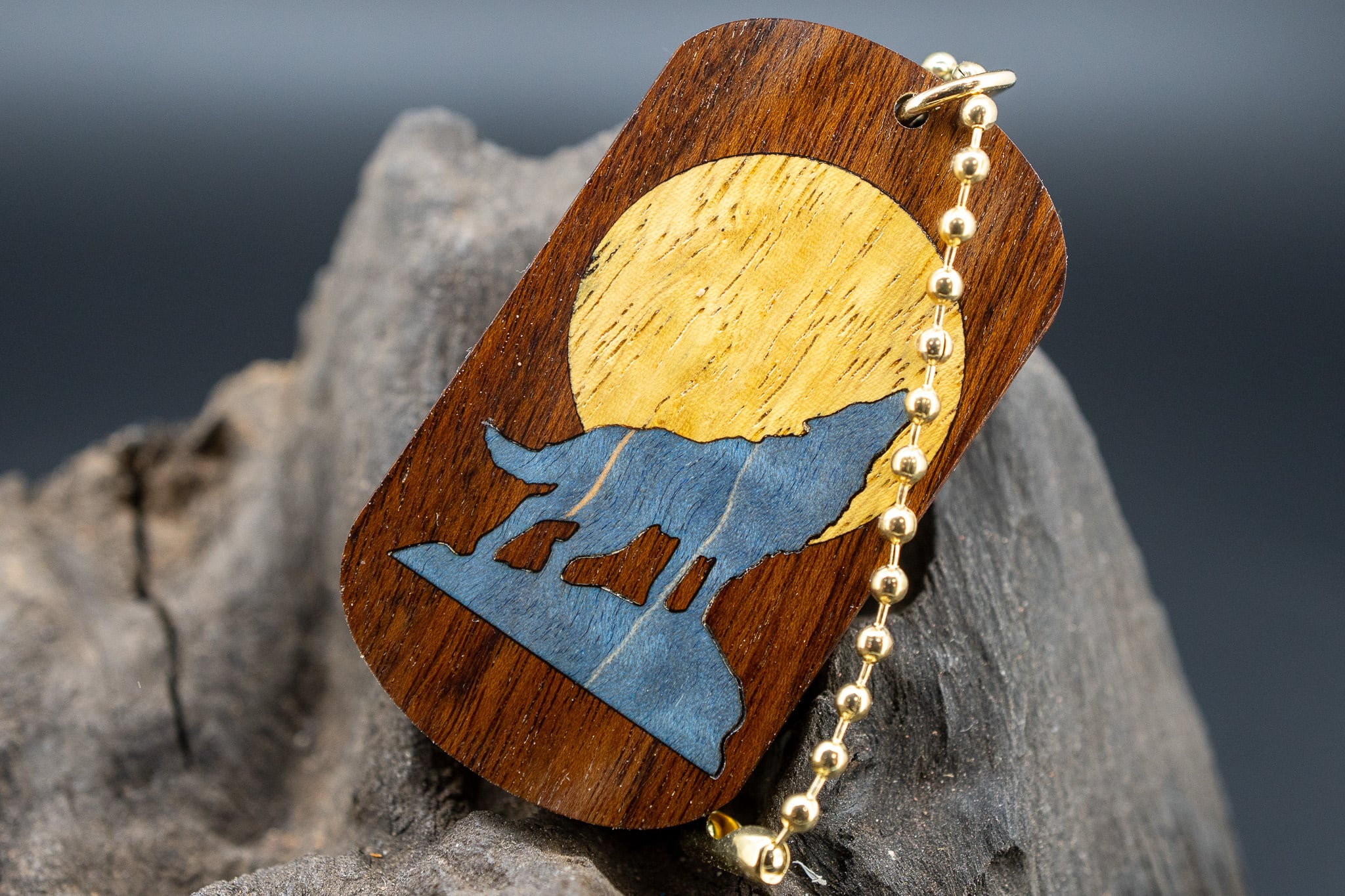 【蝶の樹】 モパネ ドッグタグ 象嵌 月と狼