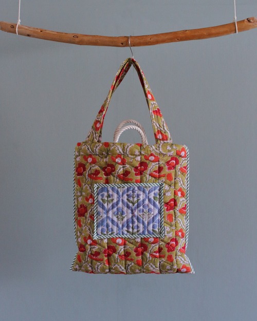 Block quilt tote.<Flushed cheeks>