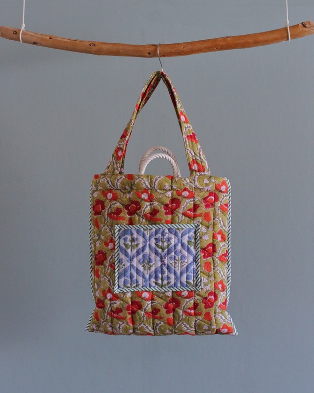 Block quilt tote.<Flushed cheeks>