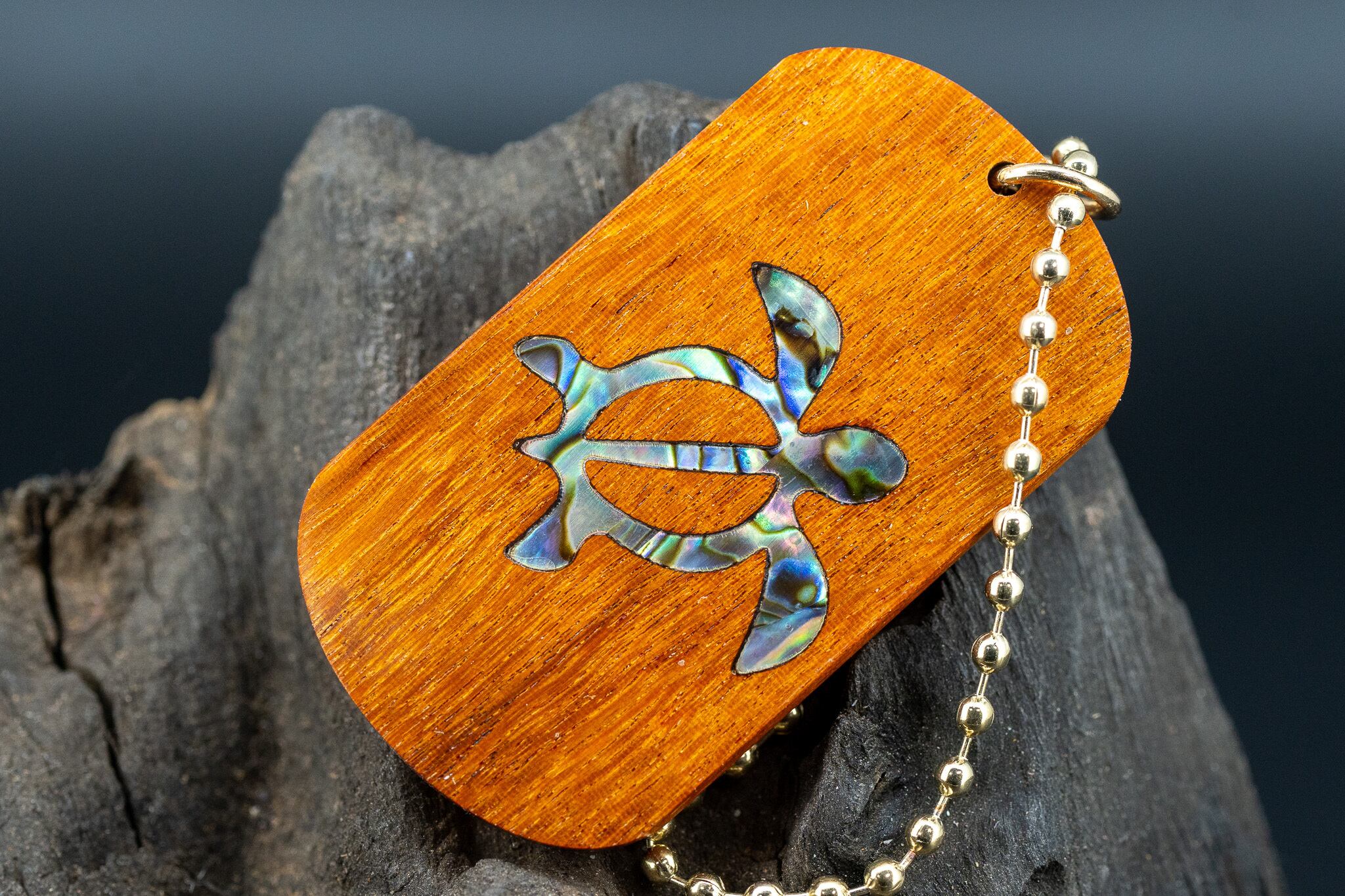 【染色と音楽の源】フェルナンブーコ ドッグタグ 象嵌 浅瀬で泳ぐウミガメ