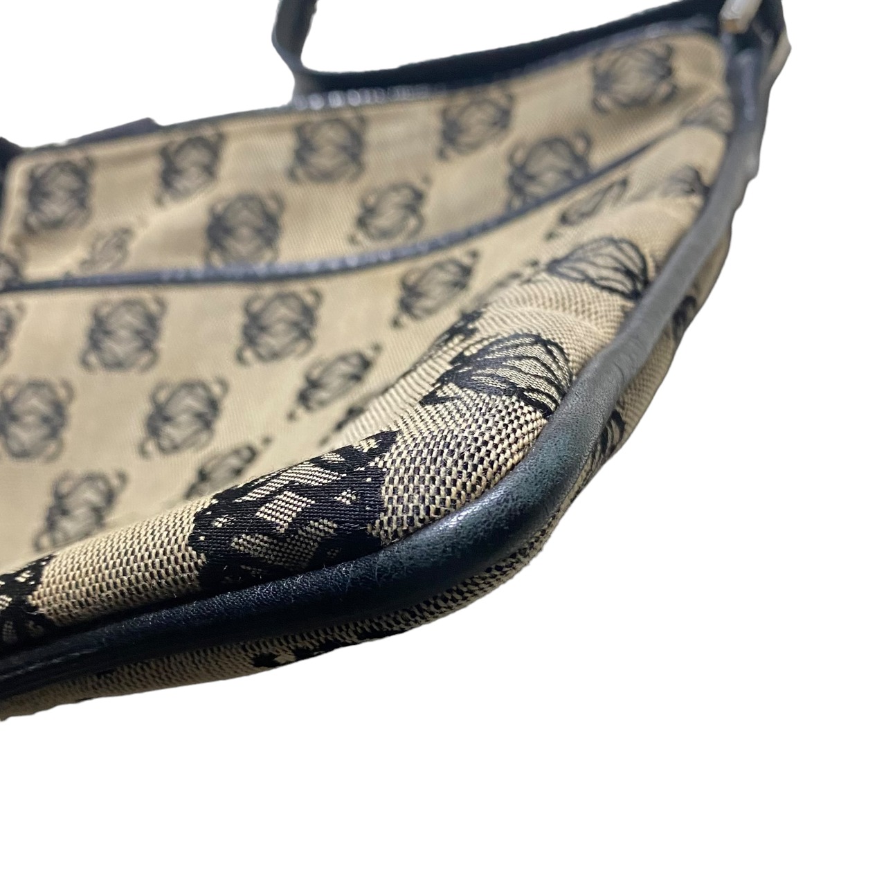 LOEWE leather switching canvas shoulder bag “anagram”