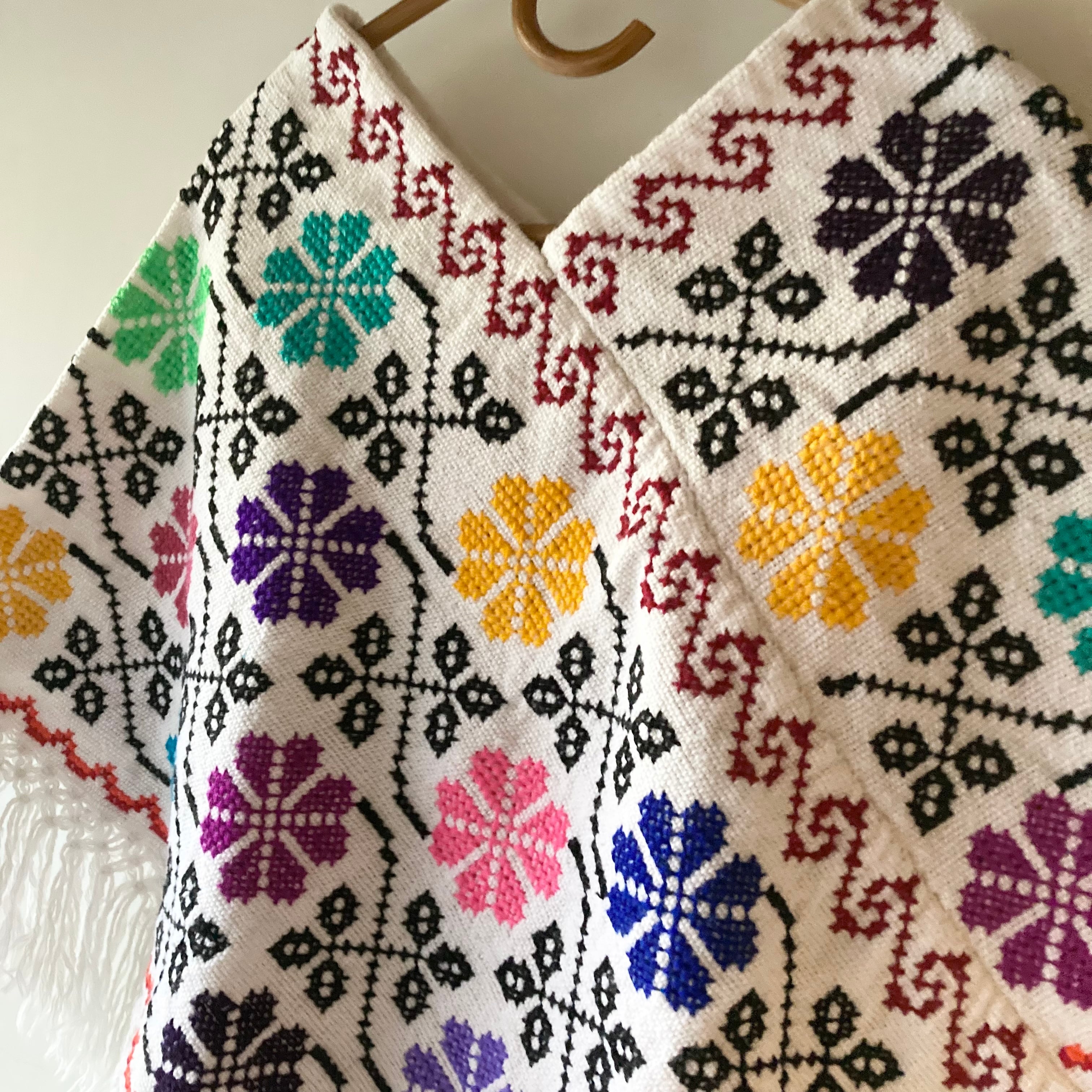ウエヤパン クロスステッチ刺繍ポンチョ 【ホワイト × フラワー