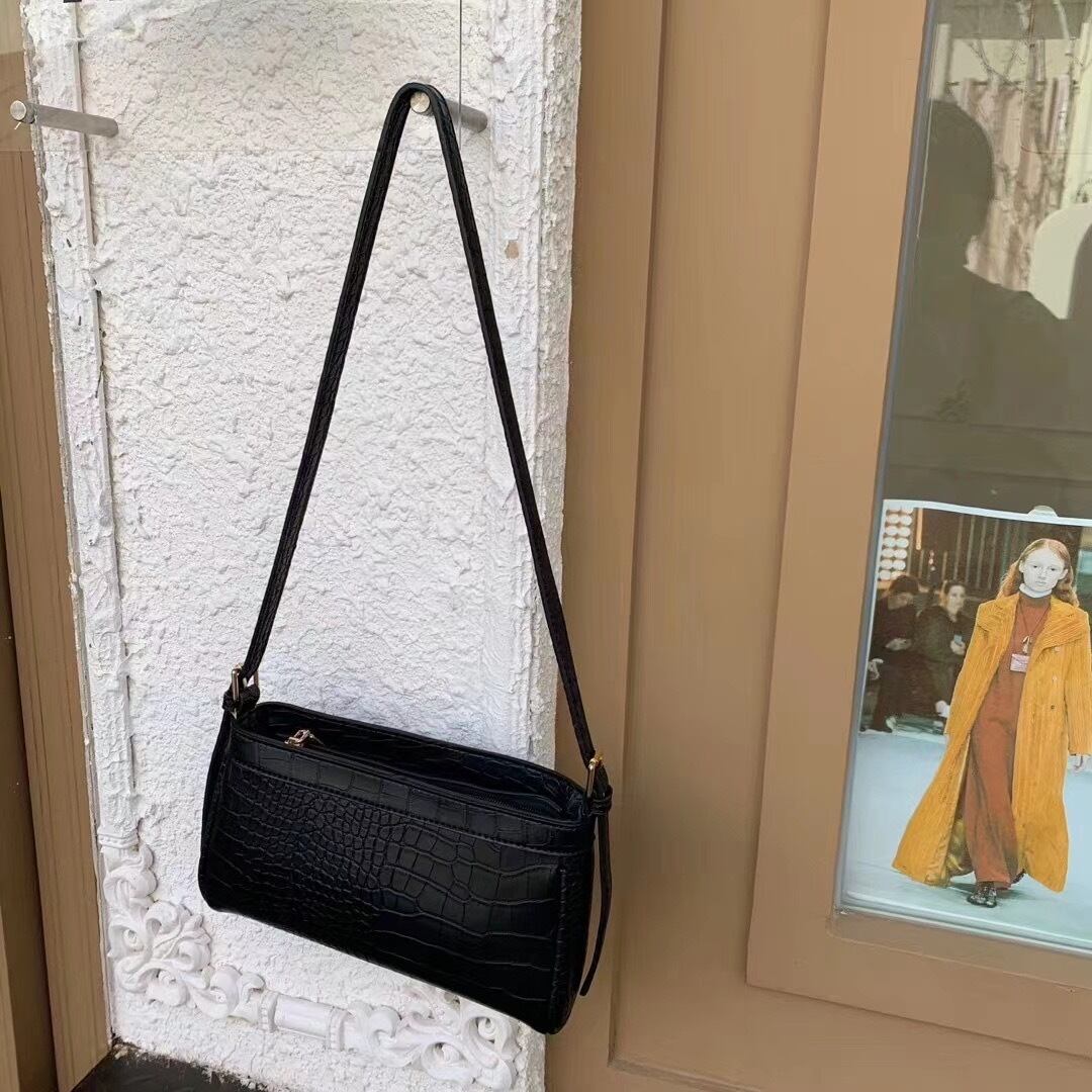 クロコ型押しショルダーバッグ