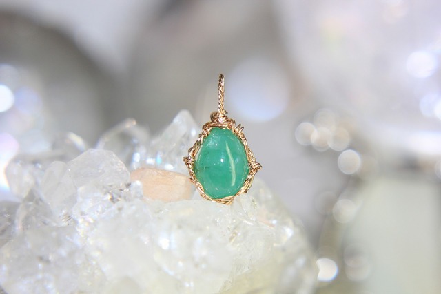 叡智の結晶☀️エメラルドワイヤーアートペンダント