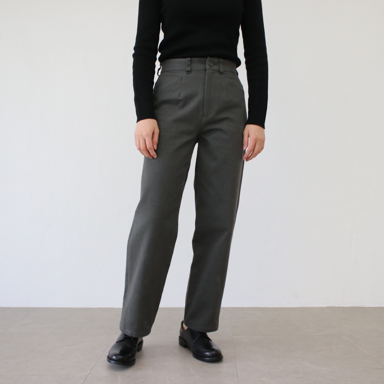“USUAL”  sunny dry straight pants (charcoal gray) [天日干しコットンストレートパンツ]