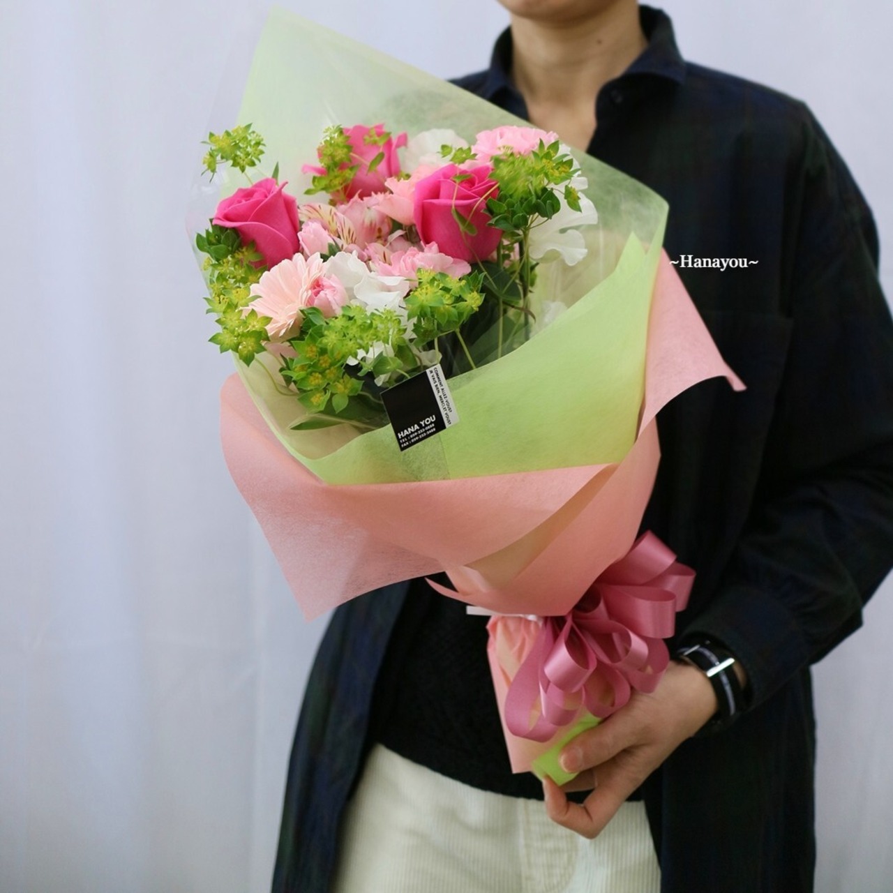 いつもオシャレなあの人へ！ピンクとグリーンのモダンブーケ「ピンク・フルール」(花束015)