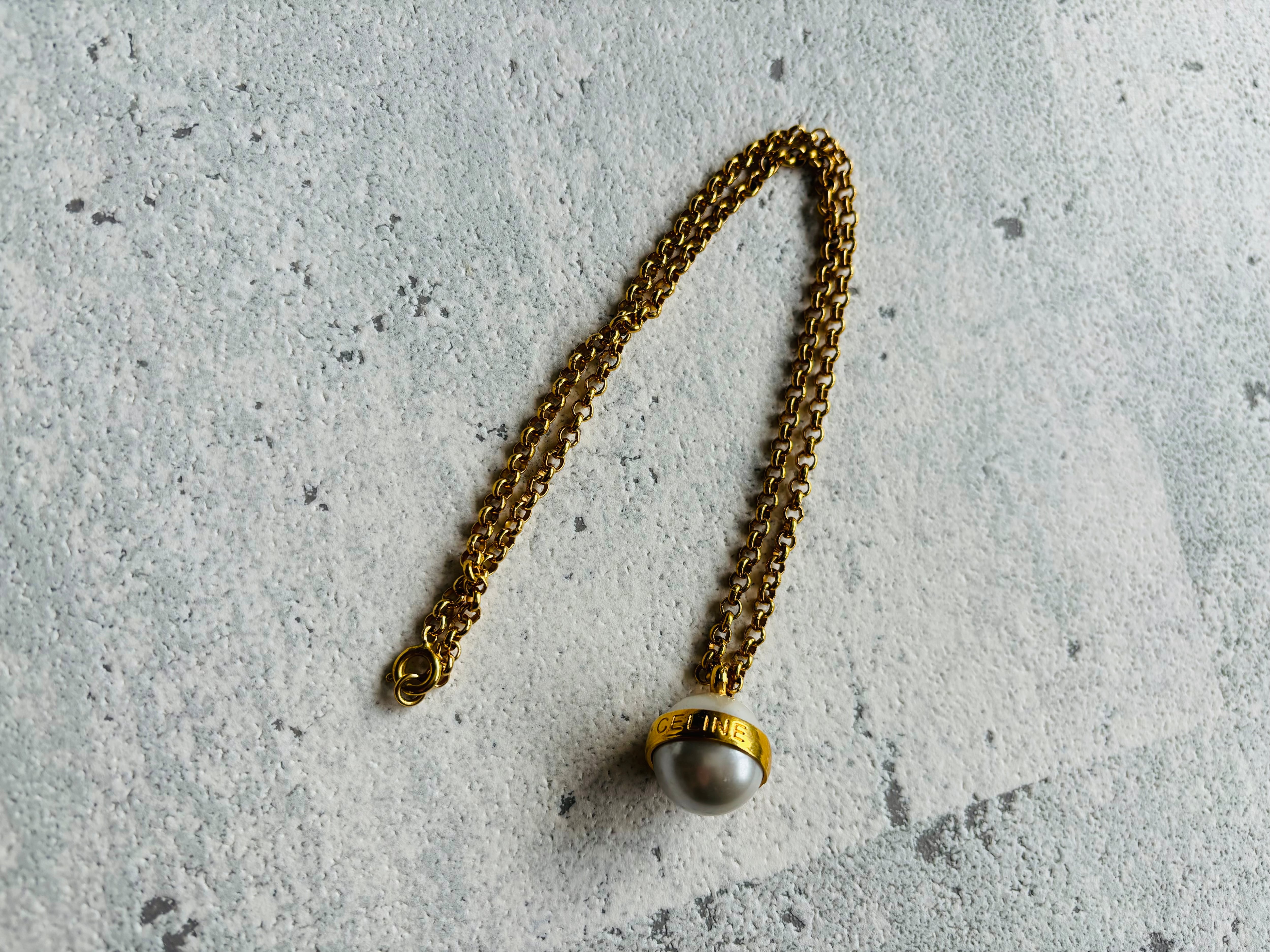 CELINE フェイクパールロゴチャーム ネックレス