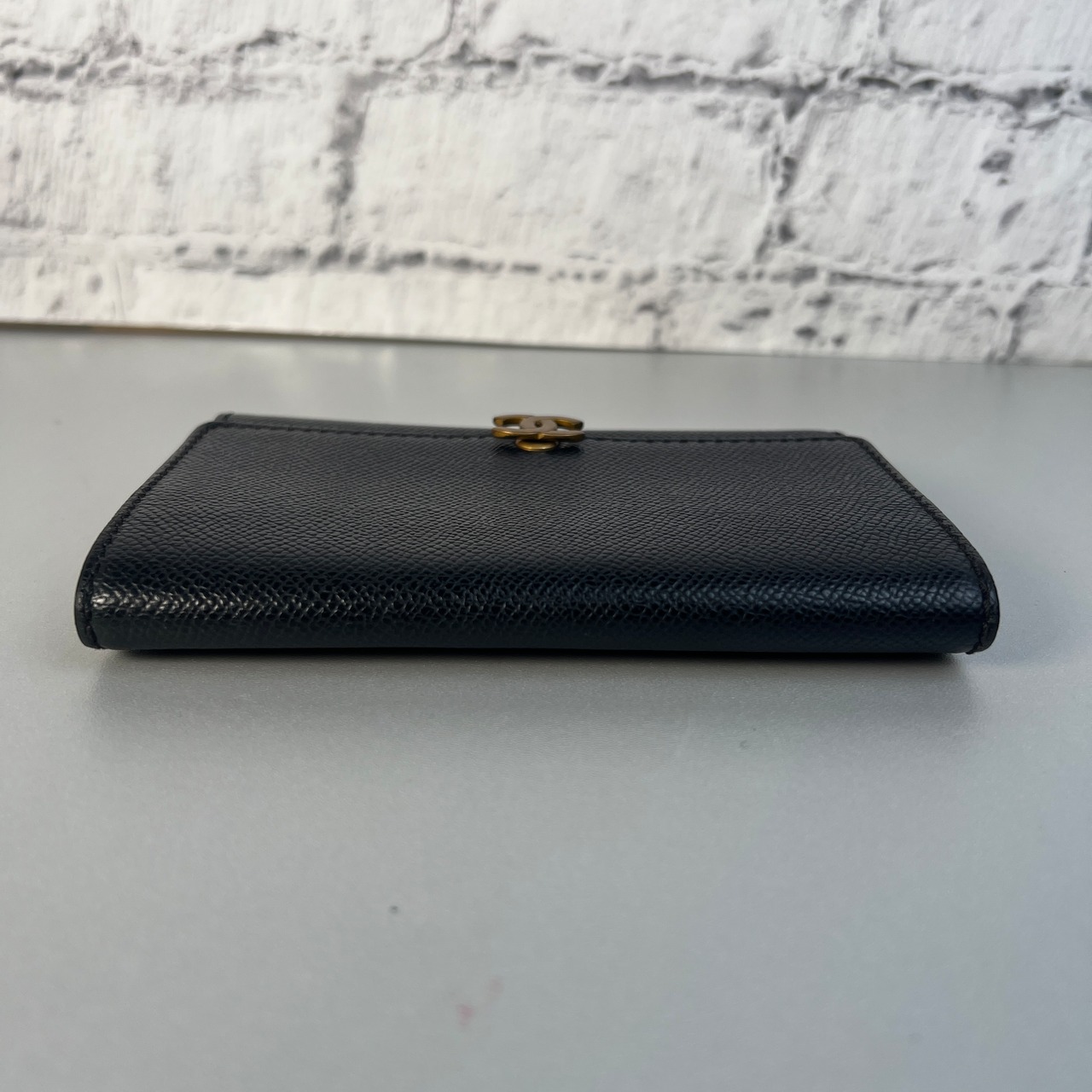 CHANEL シャネル ココマーク  キャビアスキン 二つ折り財布 ブラック A-8689