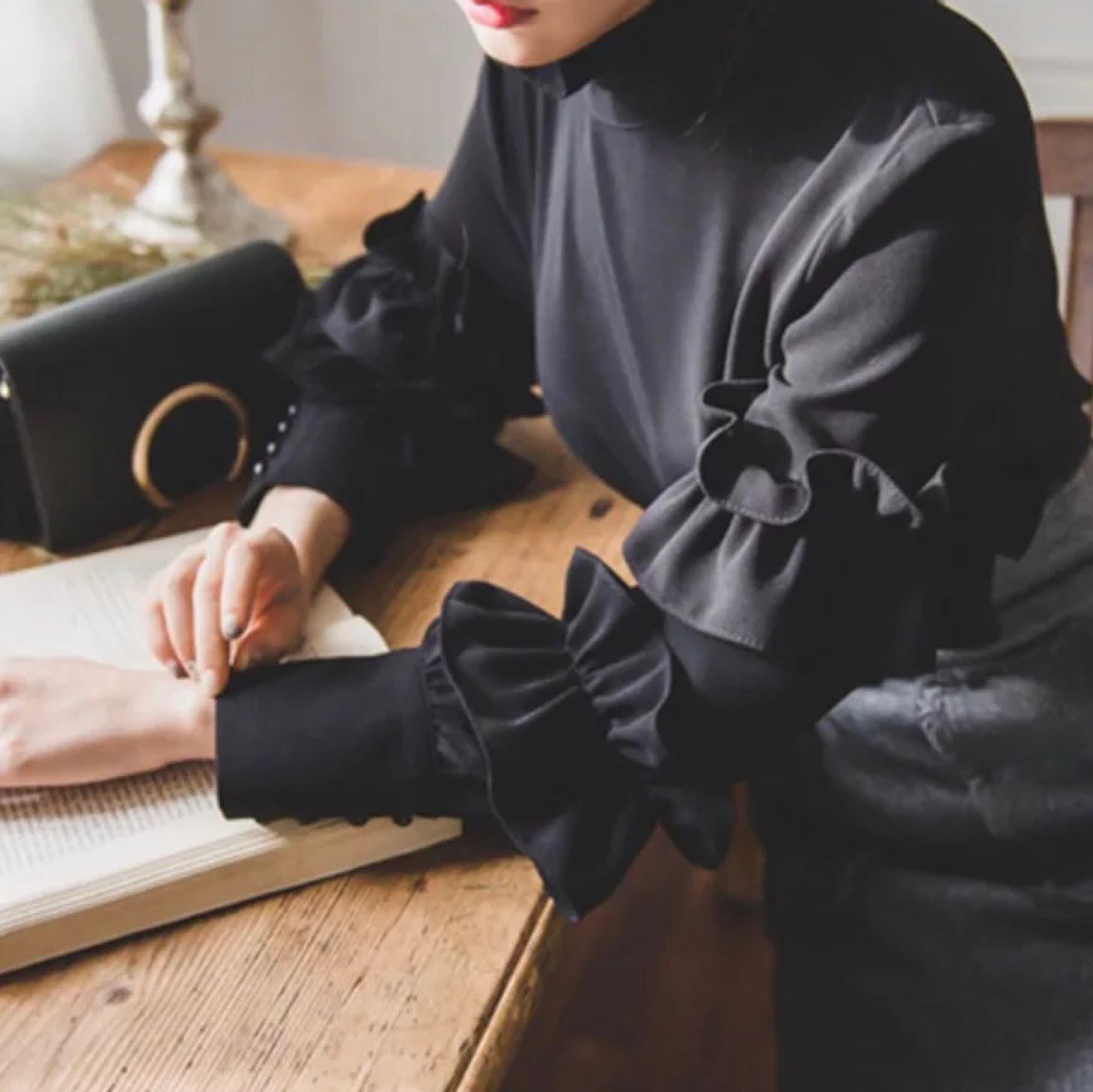 フリルネック 2段フリル袖ブラウス 背中開き | LILIANA