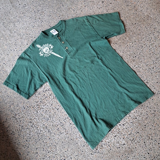 "Wicked Tinkers" アメリカ製 ヘンリーネック 両面プリントTシャツ used [207051]
