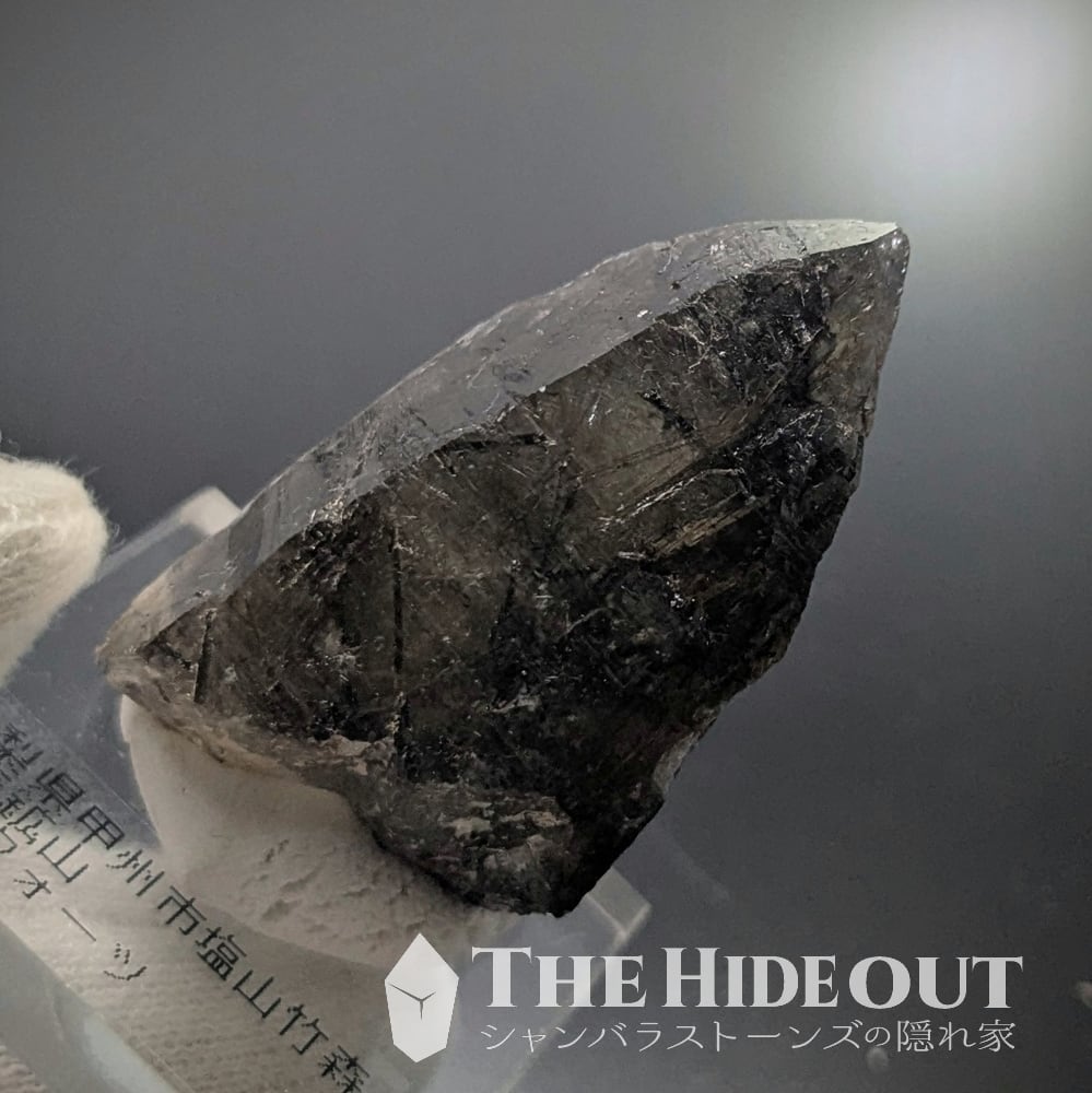 日本国産鉱物標本025 山梨県甲州市塩山竹森産草入り（苔土電気石入り