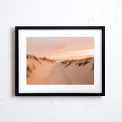 road to the sea｜夕暮れの海へ続く道のサンセットアートポスター｜｜リゾート感と癒しを部屋に添える風景アートA3ポスター