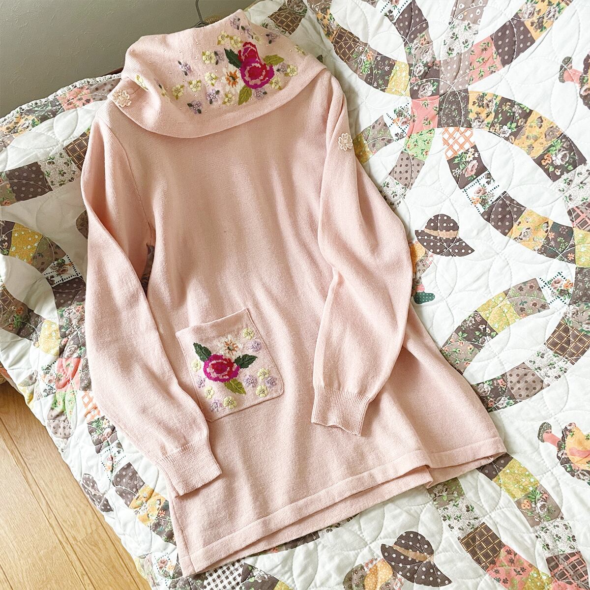 80-90s ウール バラ刺繍入り ピンク タートルネック ニット 昭和 80-90s ウール バラ刺繍入り ピンク タートルネック ニット 昭和