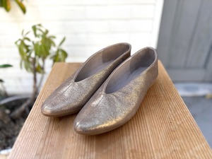 シャンパンダークゴールド・フラットシューズ　上品に輝く大人のグリッターデザイン