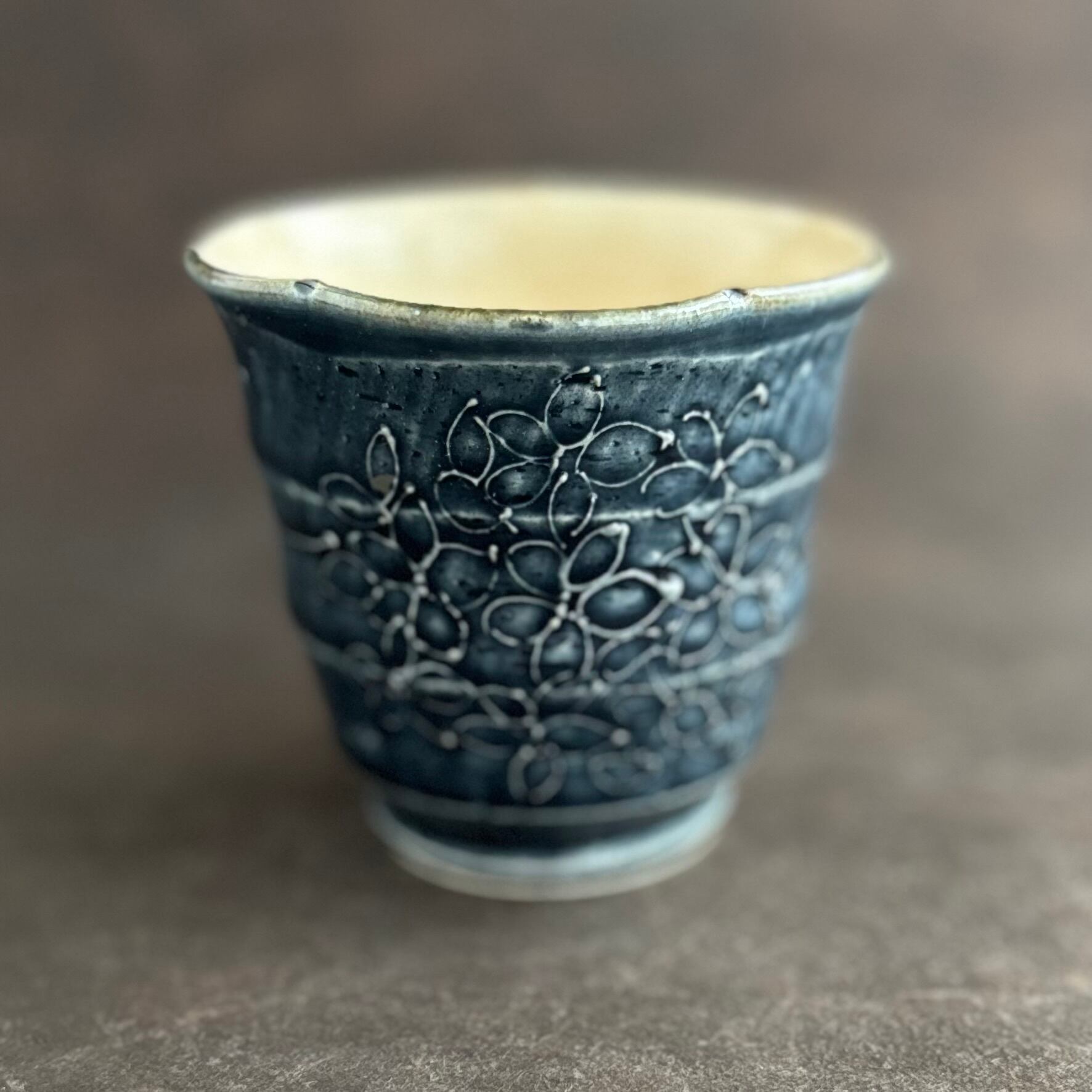 土和のルリエフ　藍釉花形湯呑み