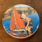 男の子が水辺で遊んでる絵柄のビンテージ TIN缶