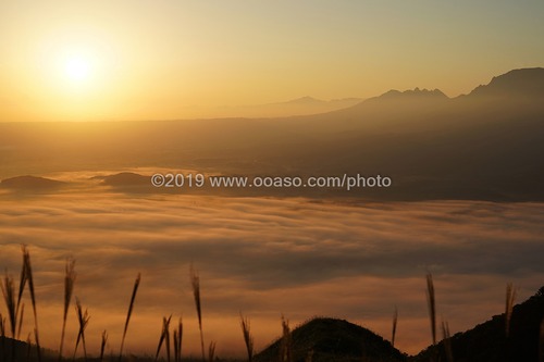 外輪山から見た日の出を迎える阿蘇の風景