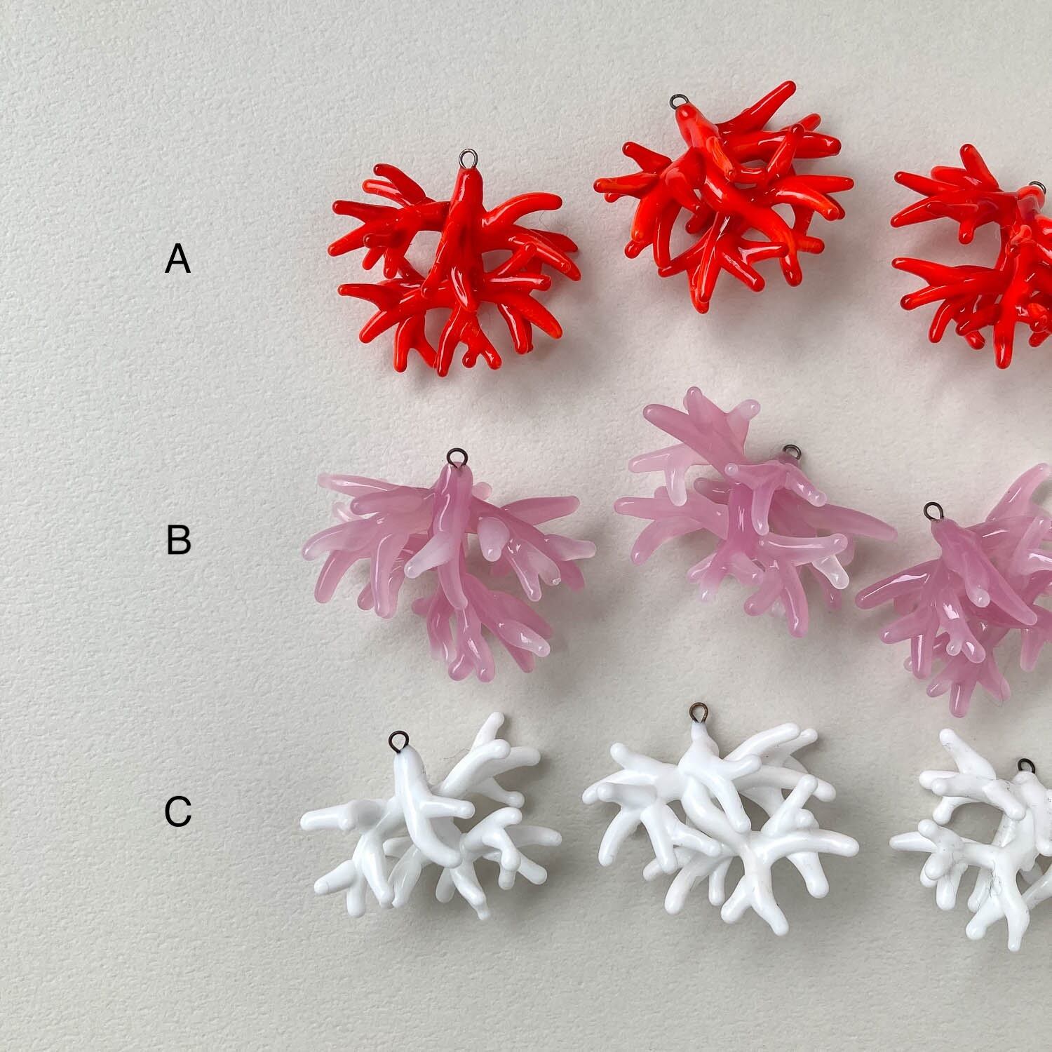 サンゴのチェコガラスチャーム | Dua-アクセサリーパーツショップ
