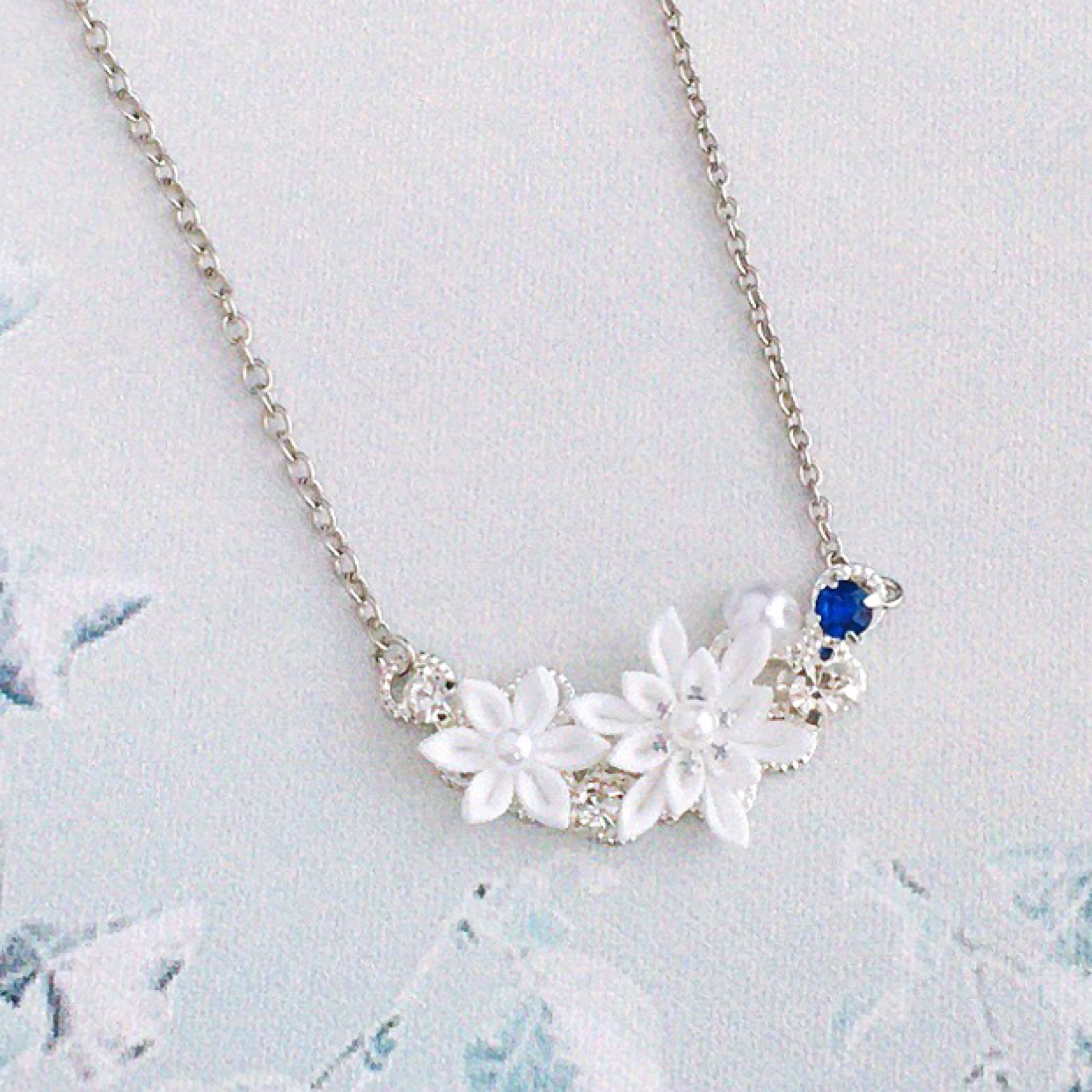 つまみ細工 雪の結晶と星屑のネックレス 】---フラワー/誕生日/記念日