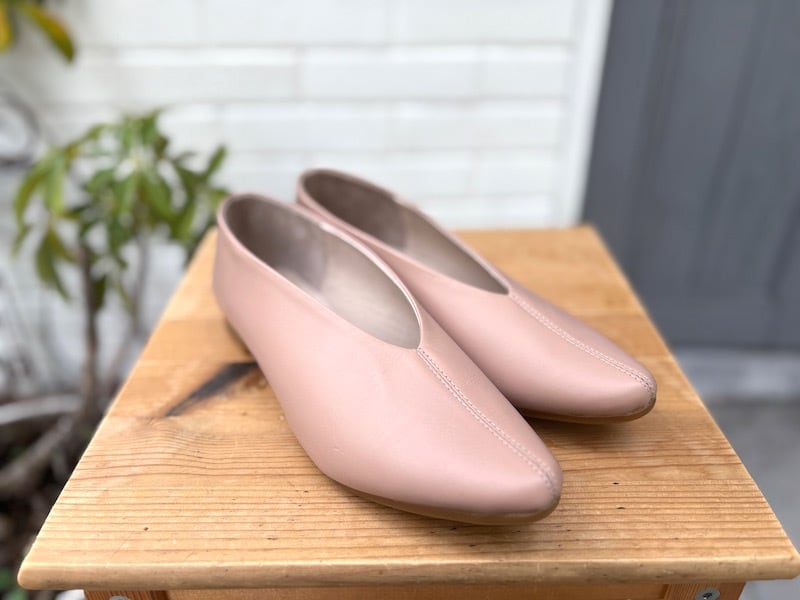 上品ピンクベージュのレザーフラットシューズ｜柔らかレザーで大人の