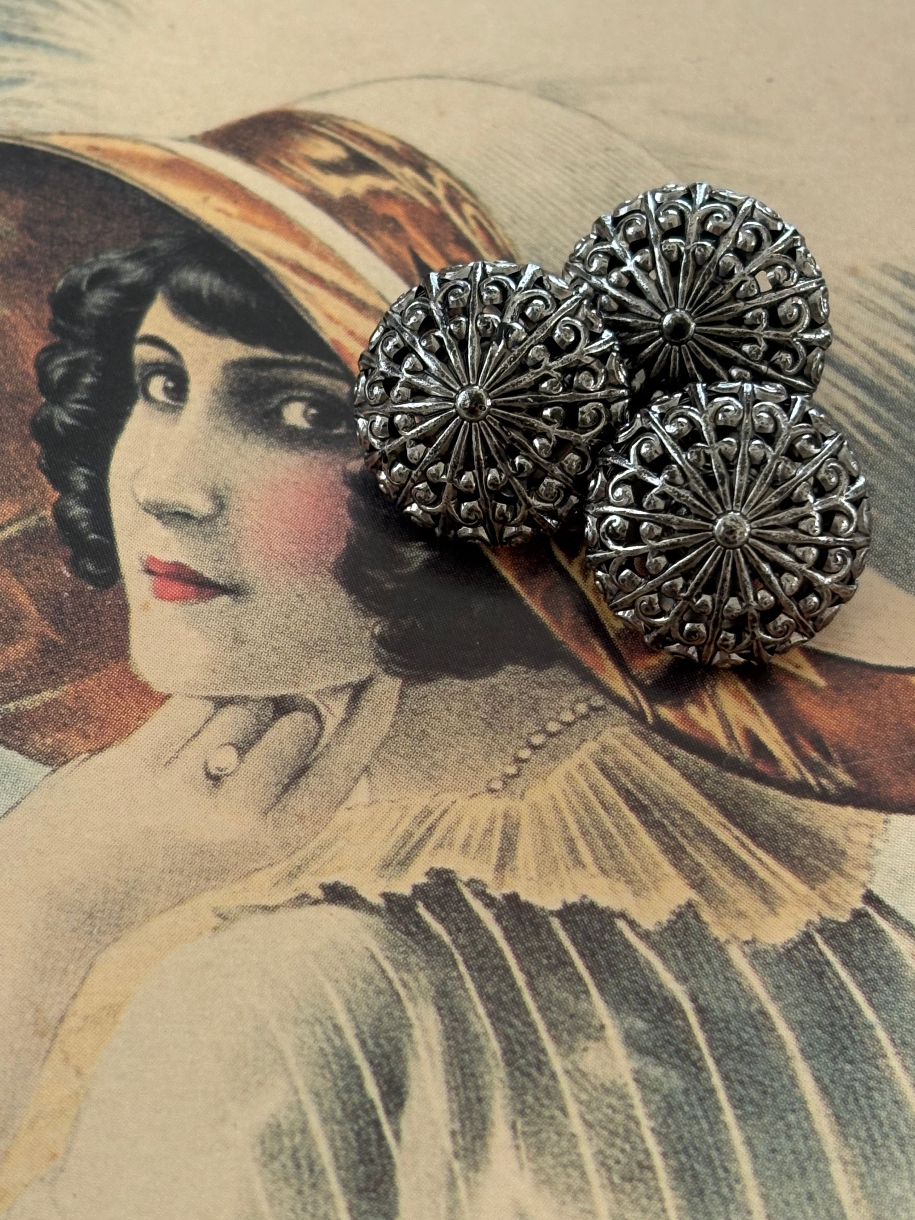 15mm Japanese ヴィンテージボタン ドーム型 メタルボタン 透かし シルバー アクセサリーパーツ コレクション