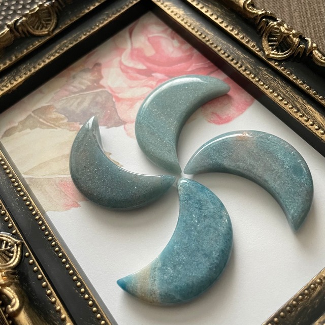 トレアイトインクォーツ（トロール石）の三日月さん✨