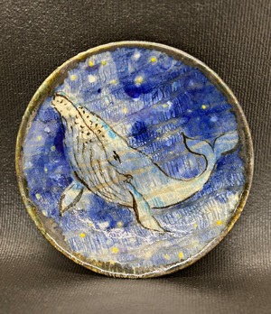西美紀 ｜【星空の中を泳ぐ鯨】絵皿　一点物