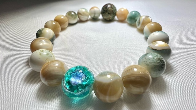 夜光貝ブレスレット10mm珠　パワーストーン＆琉球ホタルガラス付き