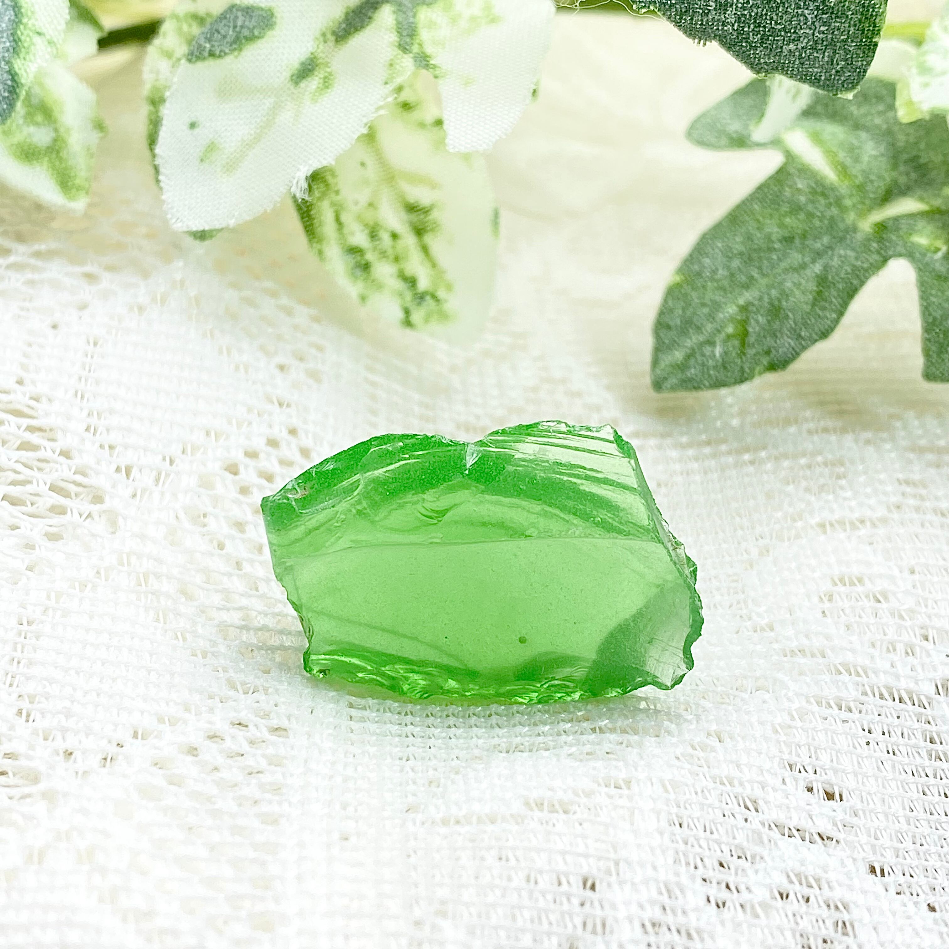 【レア色】インドネシア産アンダラクリスタル原石 ミルキーアップルグリーン