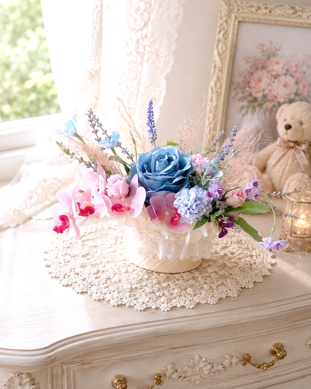 フラワーアレンジ【AR-001】ニュアンスブルーの薔薇アレンジ｜白い陶器｜ピンクのミニ胡蝶蘭｜アーティフィシャルフラワー｜ラベンダー｜プレゼントギフト｜卓上アレンジ｜約：ｗ15㎝、Ｈ10㎝