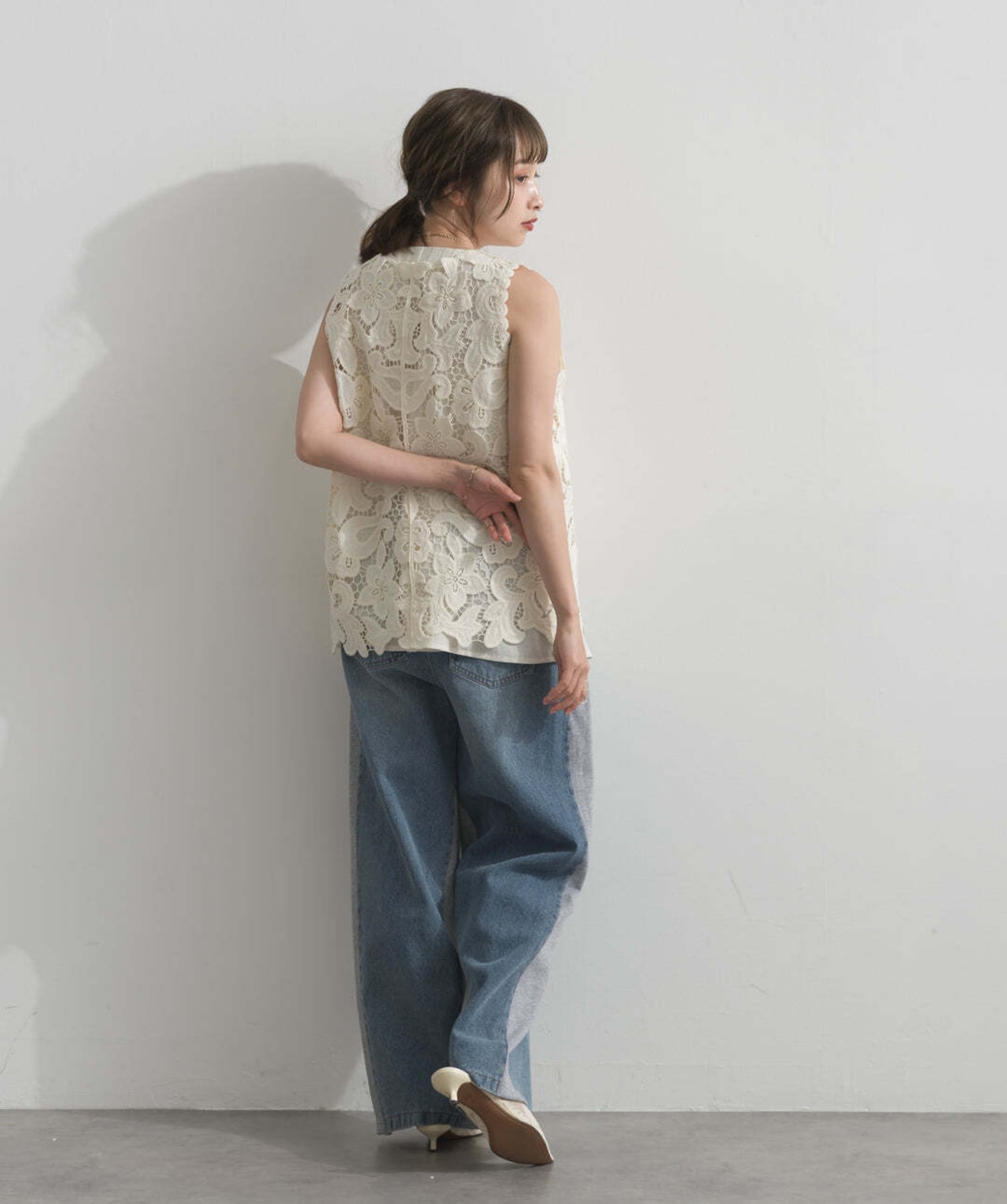 2603035 フラワーレースVネックノースリーブトップス  ivory
