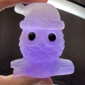 5.帽子をかぶった色合い美しいフローライト・フクロウ