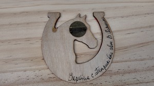 ウクライナ伝統絵画 ペトリキウカ塗り 木製ブローチ（ホメンコ作）馬　ホース