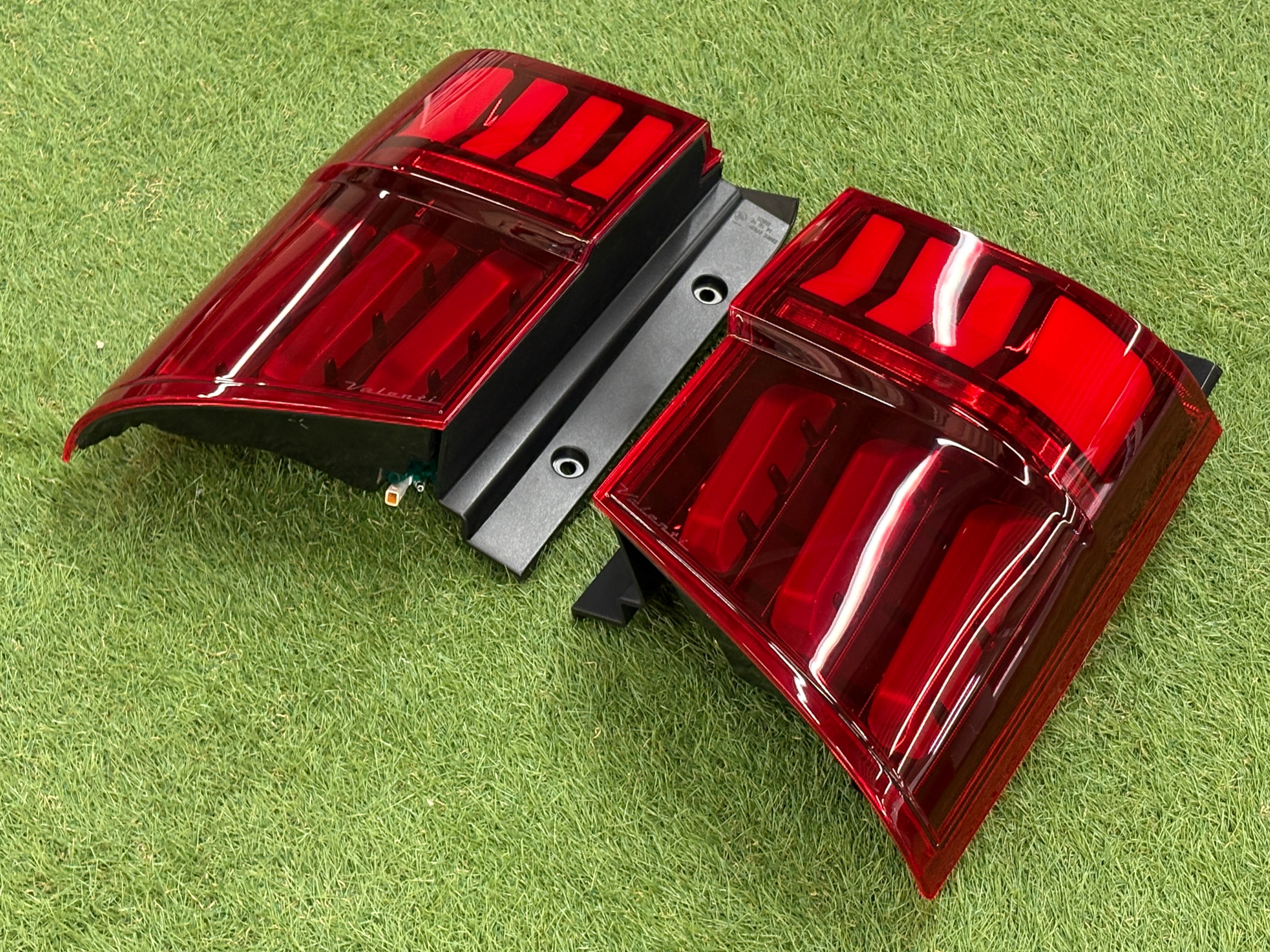 新型デリカD:5用 ジュエルLEDテールランプ ULTRA レッドレンズ