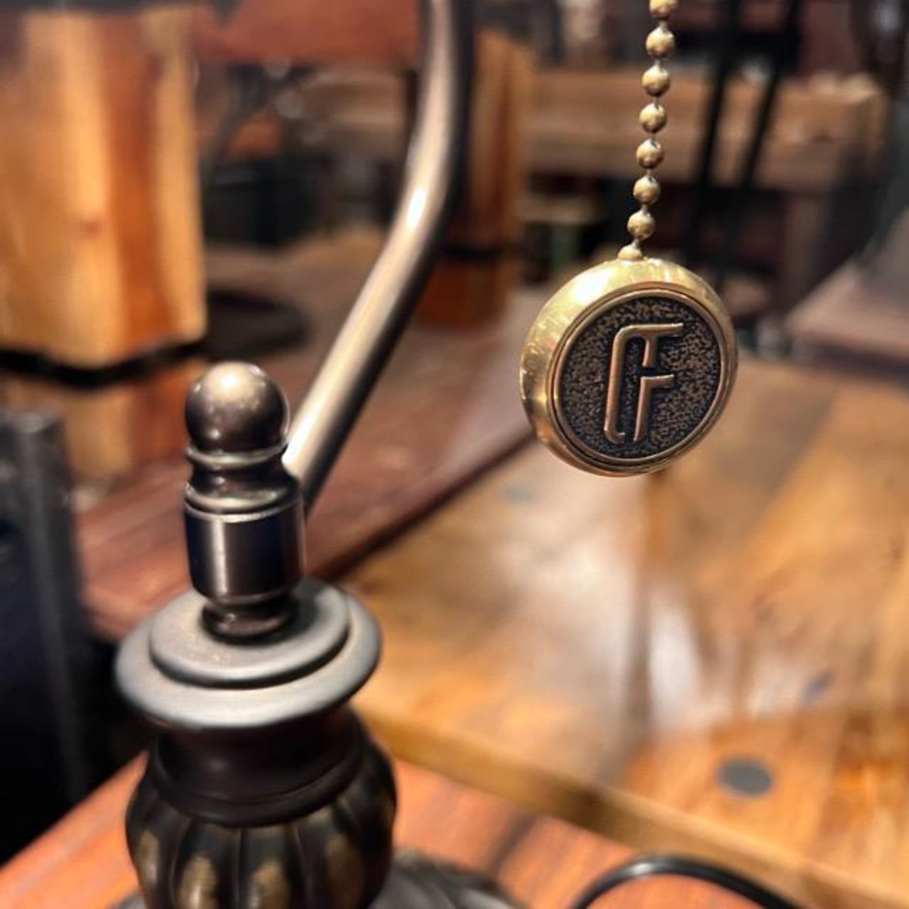 Topanga Lighting　バンカーズステンドグラスランプ　グリーンリーフ　テーブルランプ　バンカーズランプ　ステンドグラス　レトロ