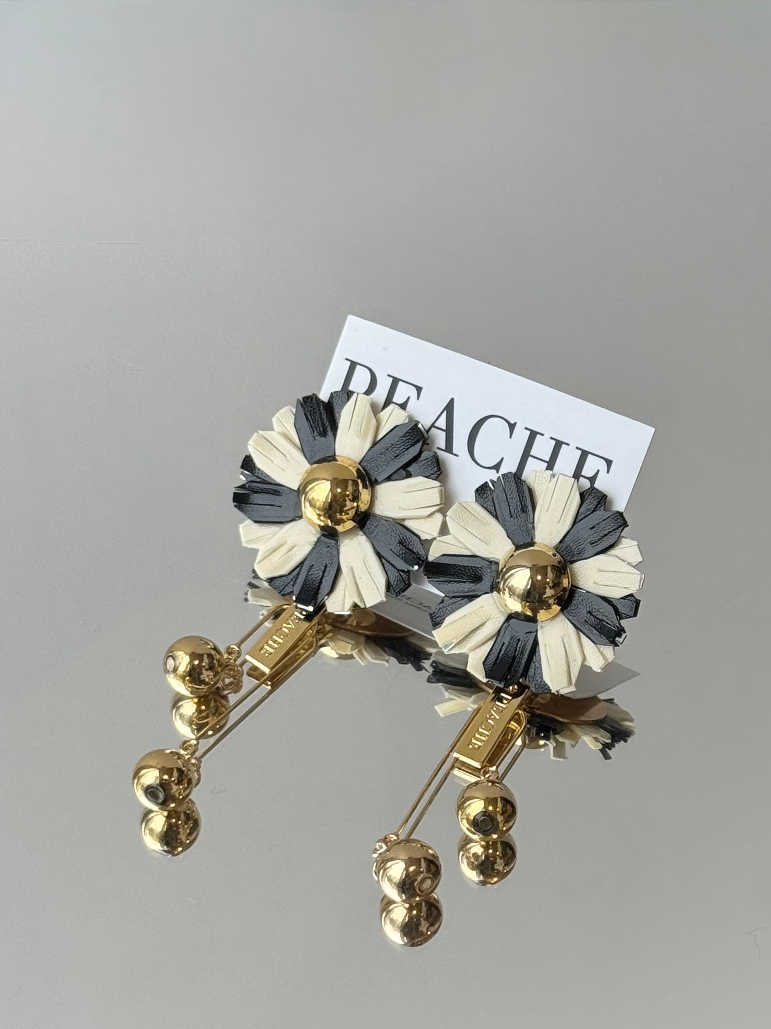 monotone flower gold metal bon bon swing