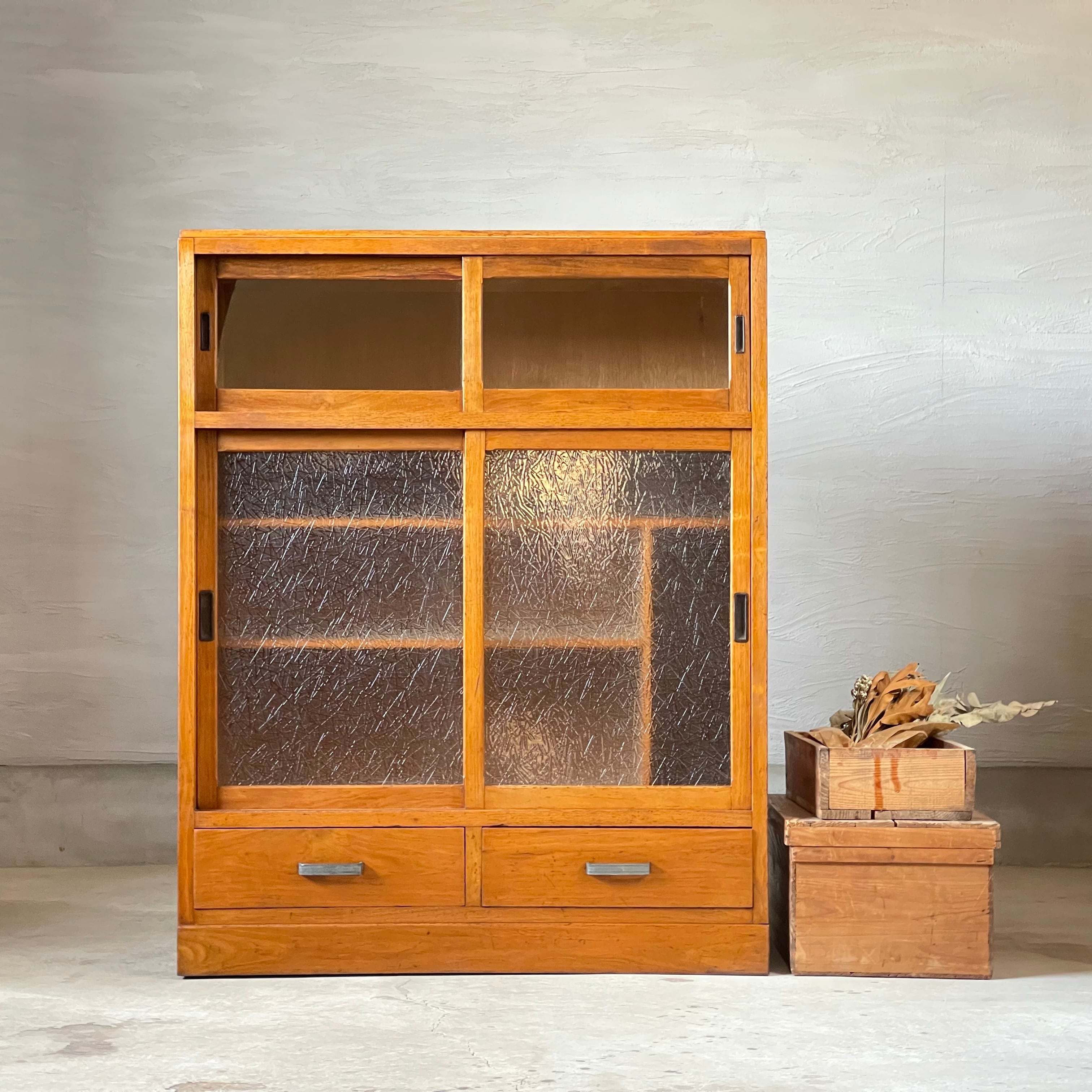 ガラス引き戸の食器棚